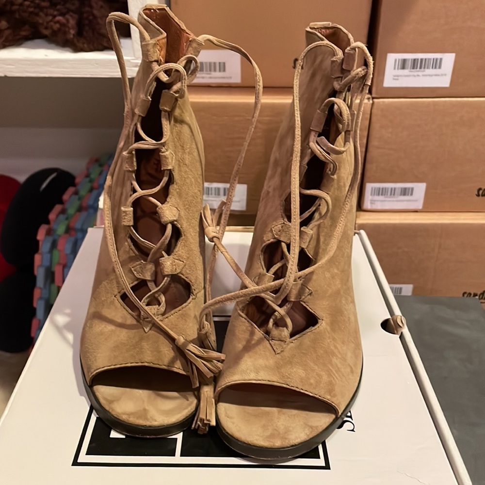 Gabby Ghillie Frye Sandals in Cashew Suede